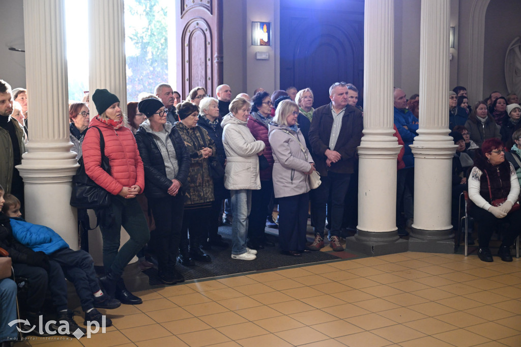 Spacer między ciszą a historią