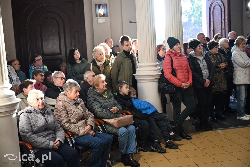 Spacer między ciszą a historią