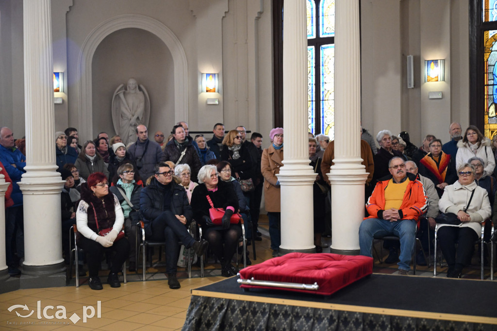 Spacer między ciszą a historią