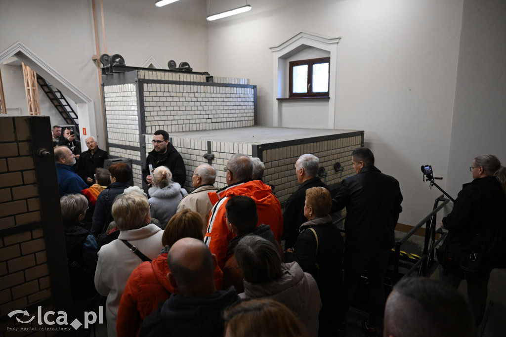 Spacer między ciszą a historią