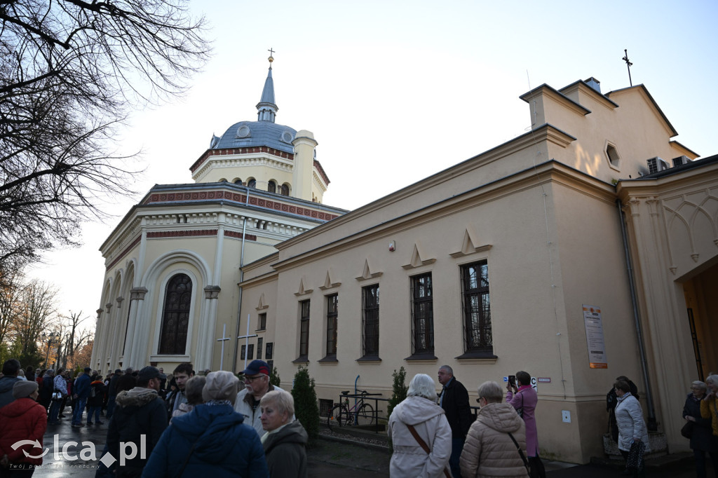 Spacer między ciszą a historią