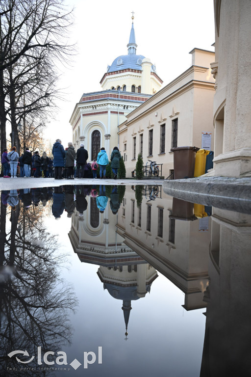 Spacer między ciszą a historią