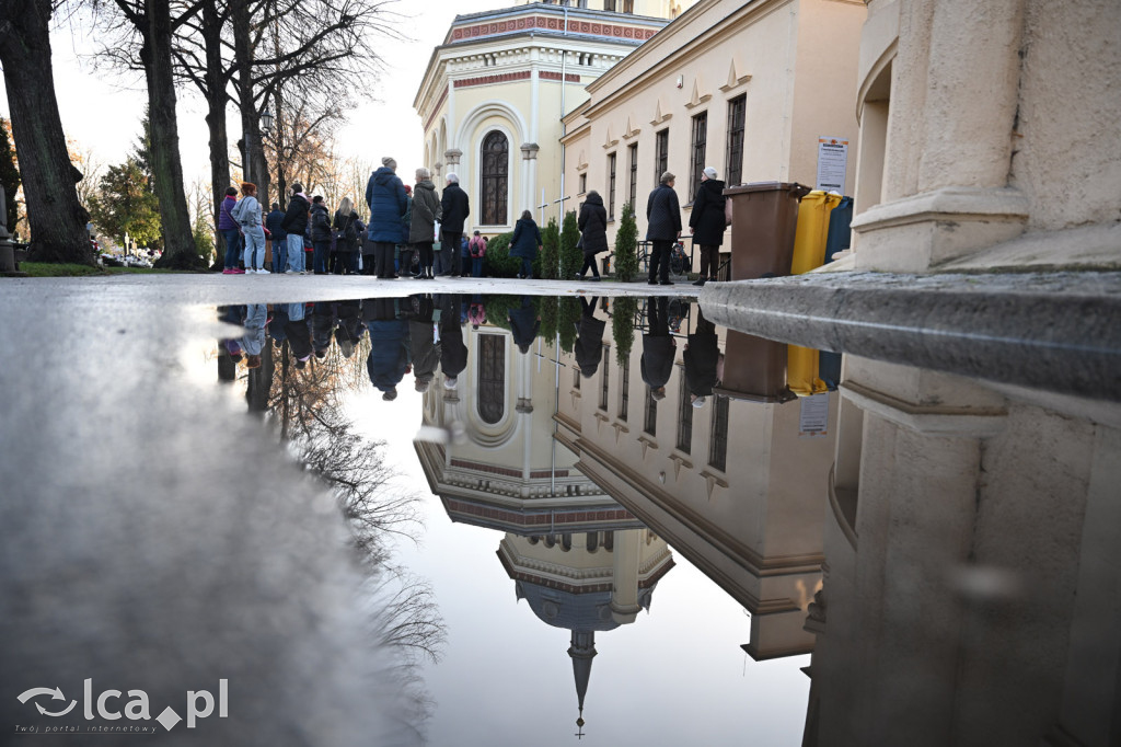 Spacer między ciszą a historią