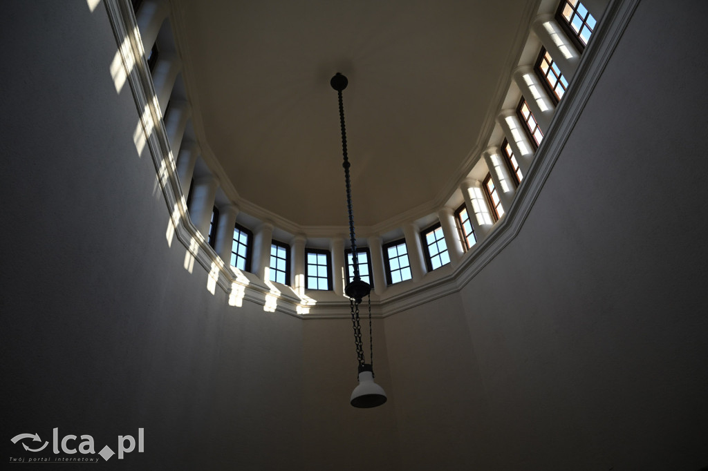 Spacer między ciszą a historią