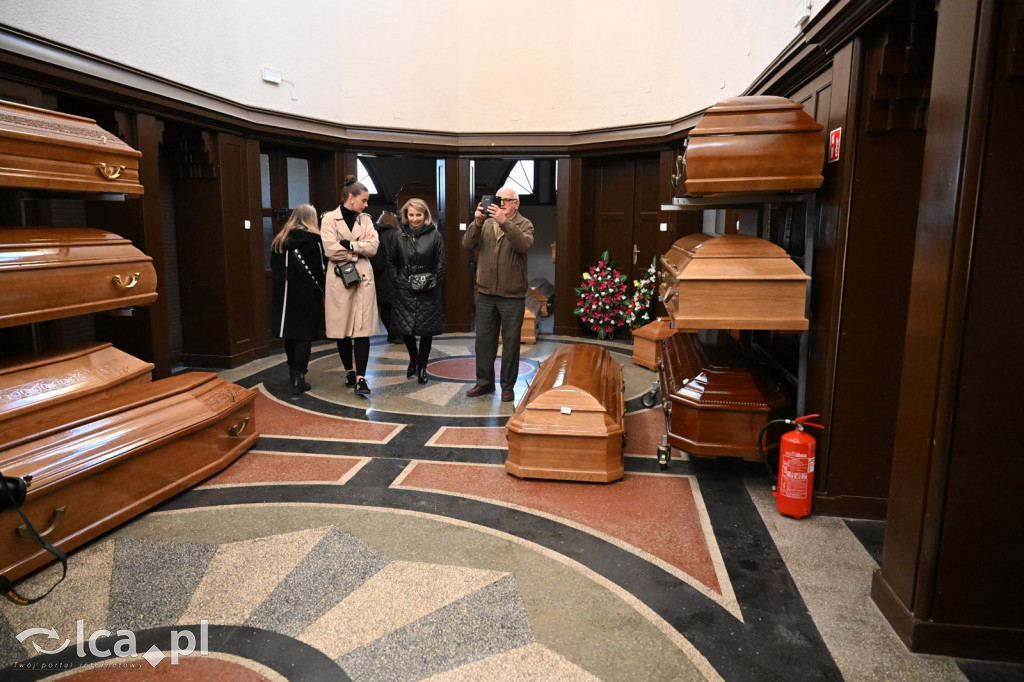 Spacer między ciszą a historią