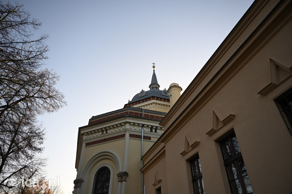 Spacer między ciszą a historią