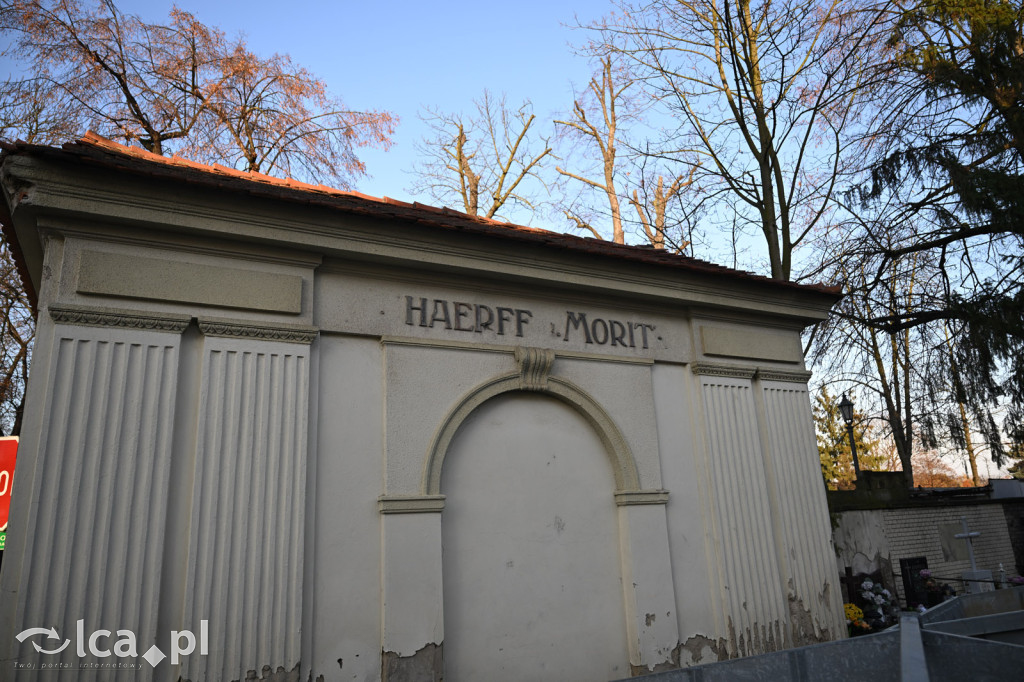 Spacer między ciszą a historią