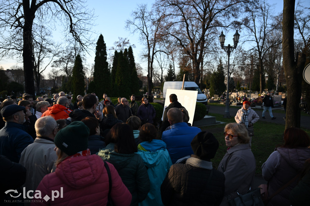 Spacer między ciszą a historią