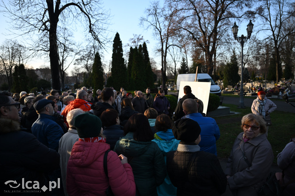 Spacer między ciszą a historią