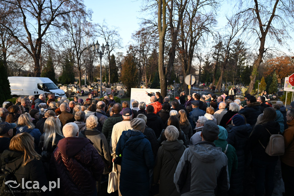 Spacer między ciszą a historią