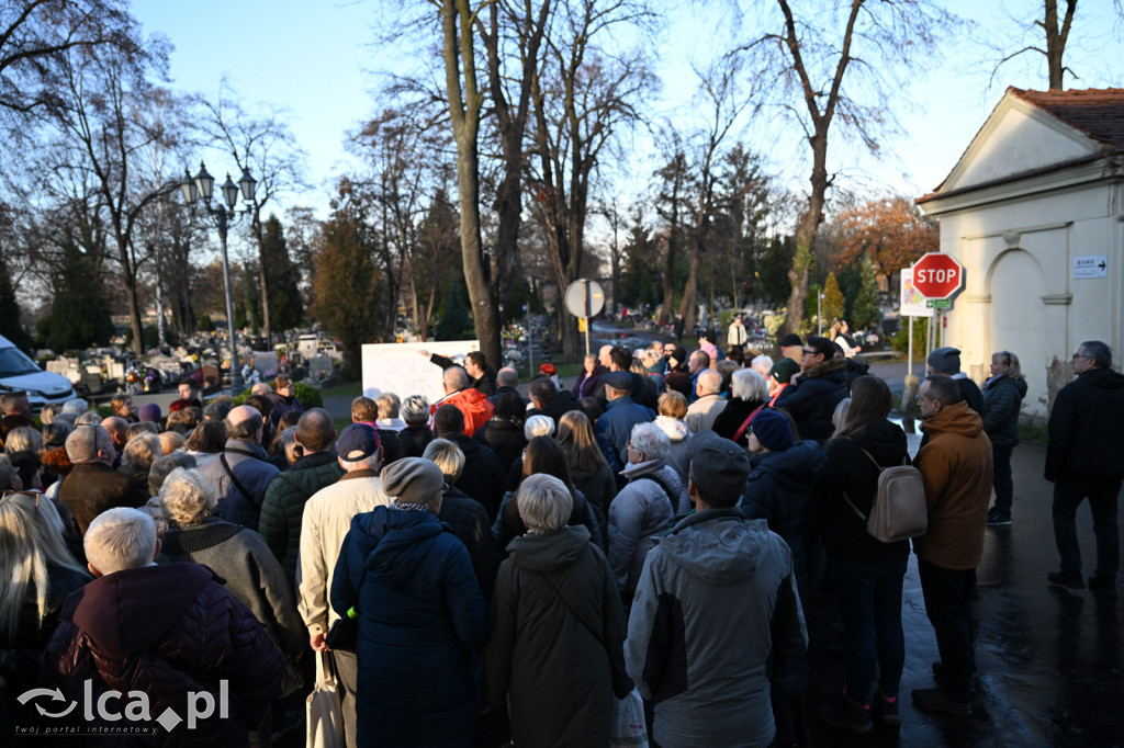 Spacer między ciszą a historią