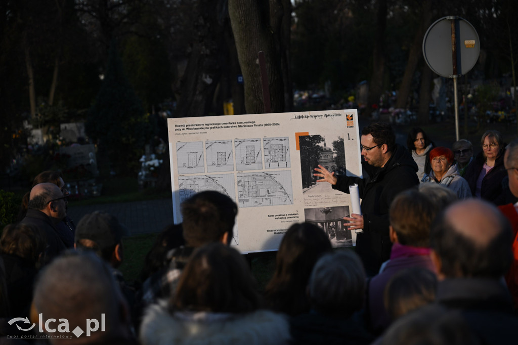 Spacer między ciszą a historią