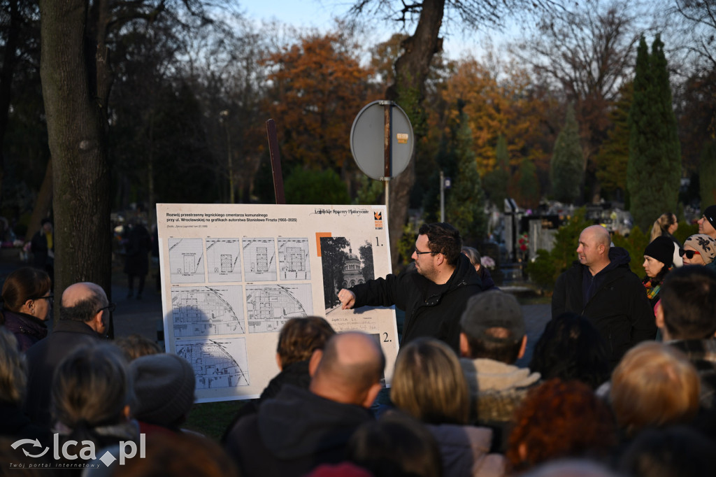 Spacer między ciszą a historią