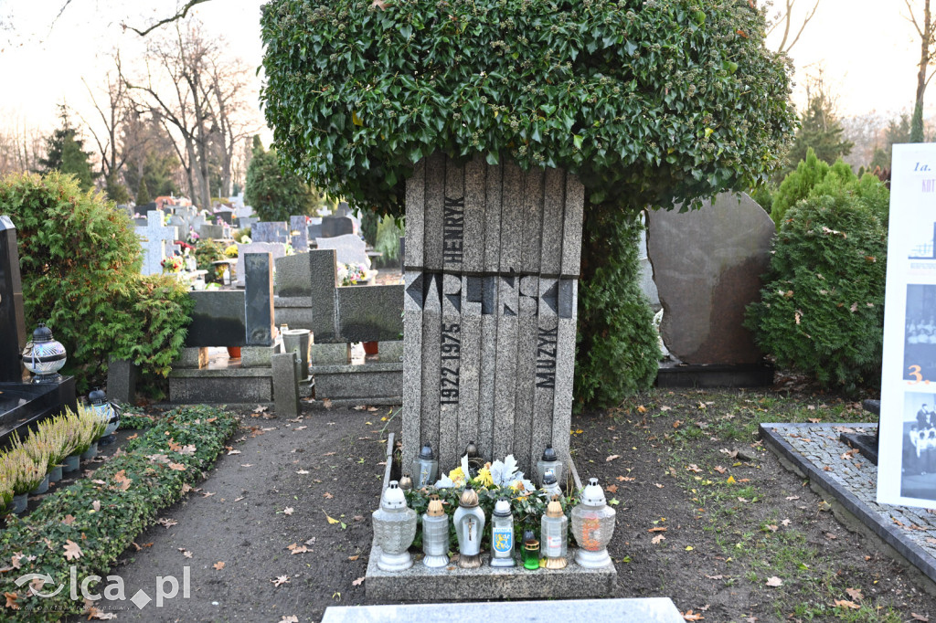 Spacer między ciszą a historią