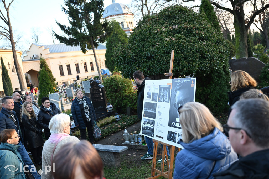 Spacer między ciszą a historią
