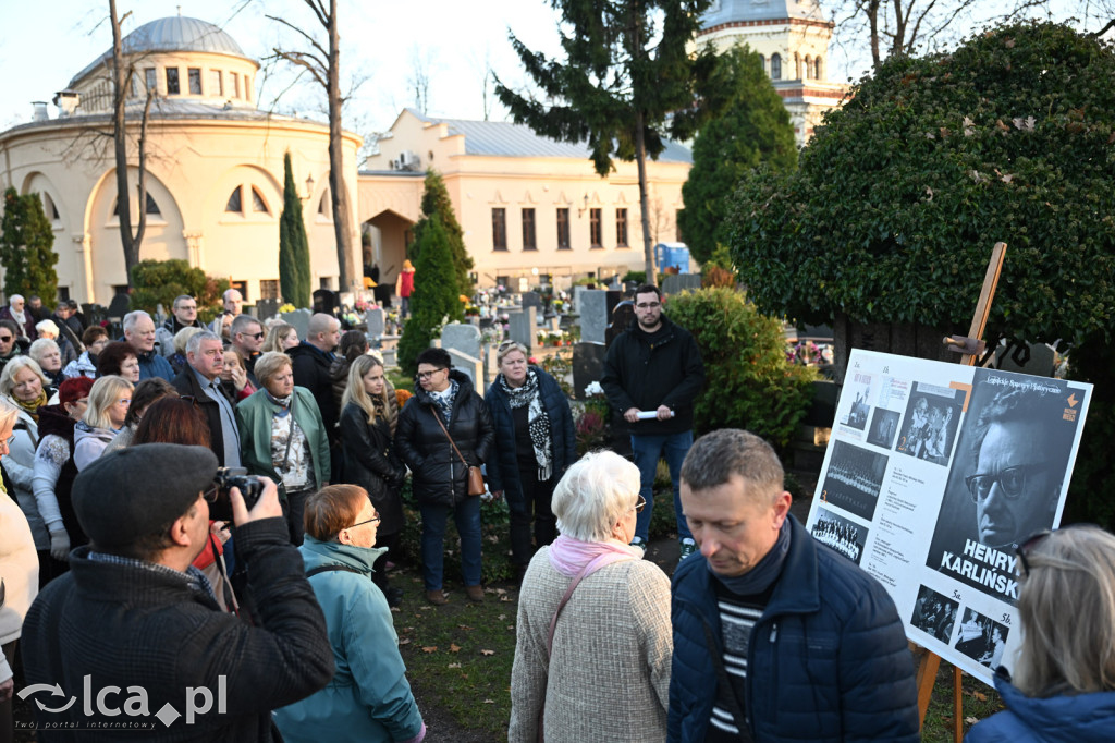 Spacer między ciszą a historią