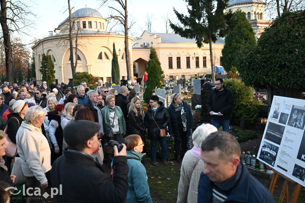 Spacer między ciszą a historią