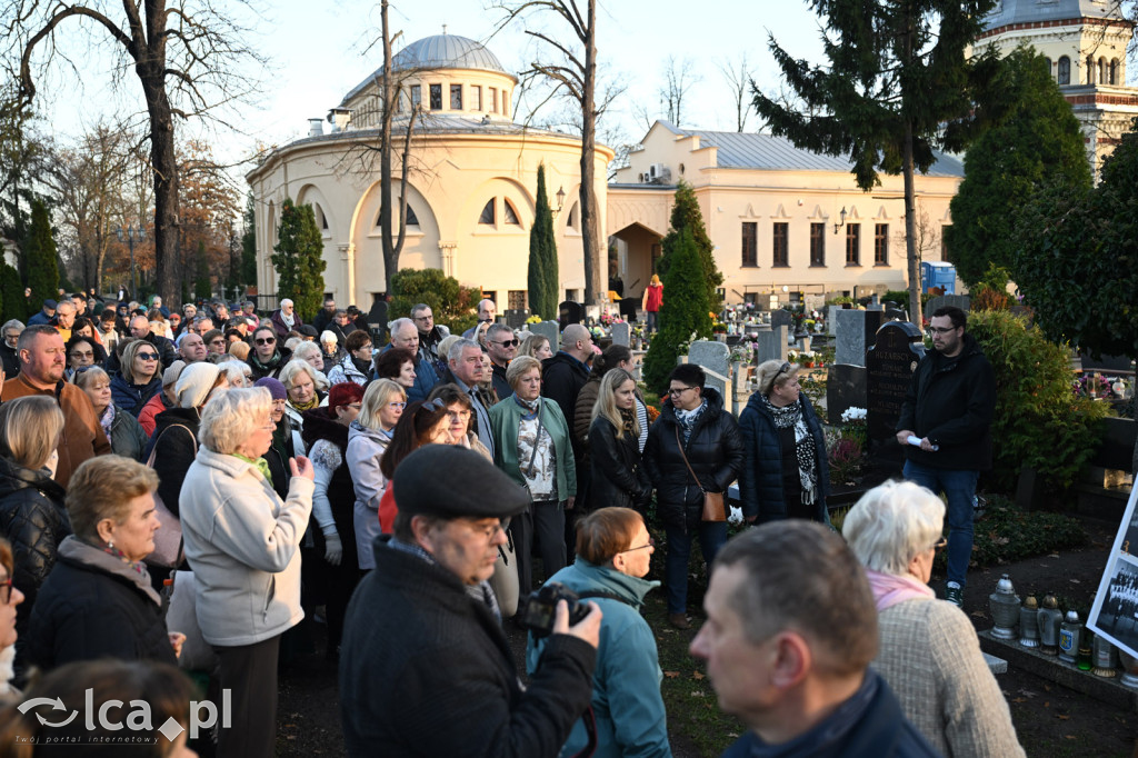 Spacer między ciszą a historią