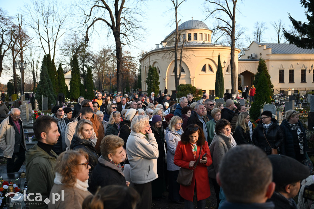 Spacer między ciszą a historią