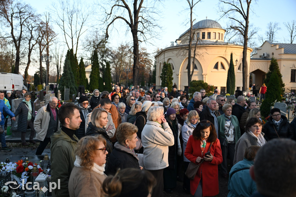 Spacer między ciszą a historią
