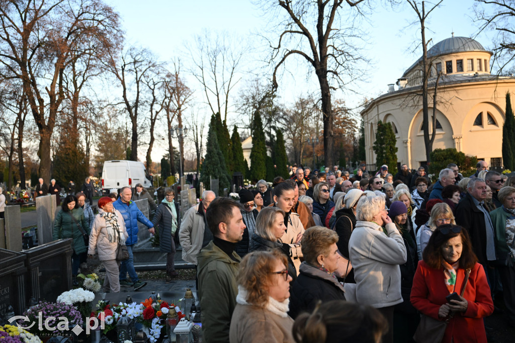 Spacer między ciszą a historią