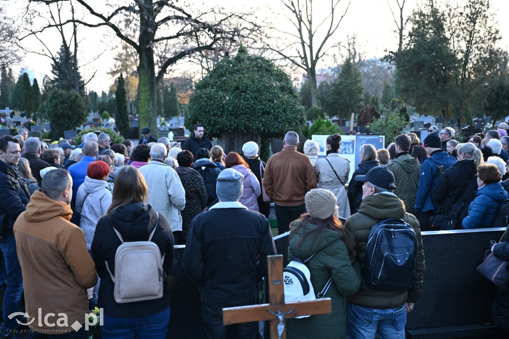 Spacer między ciszą a historią