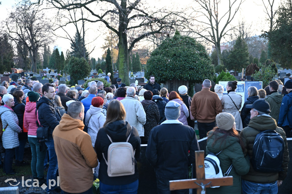 Spacer między ciszą a historią