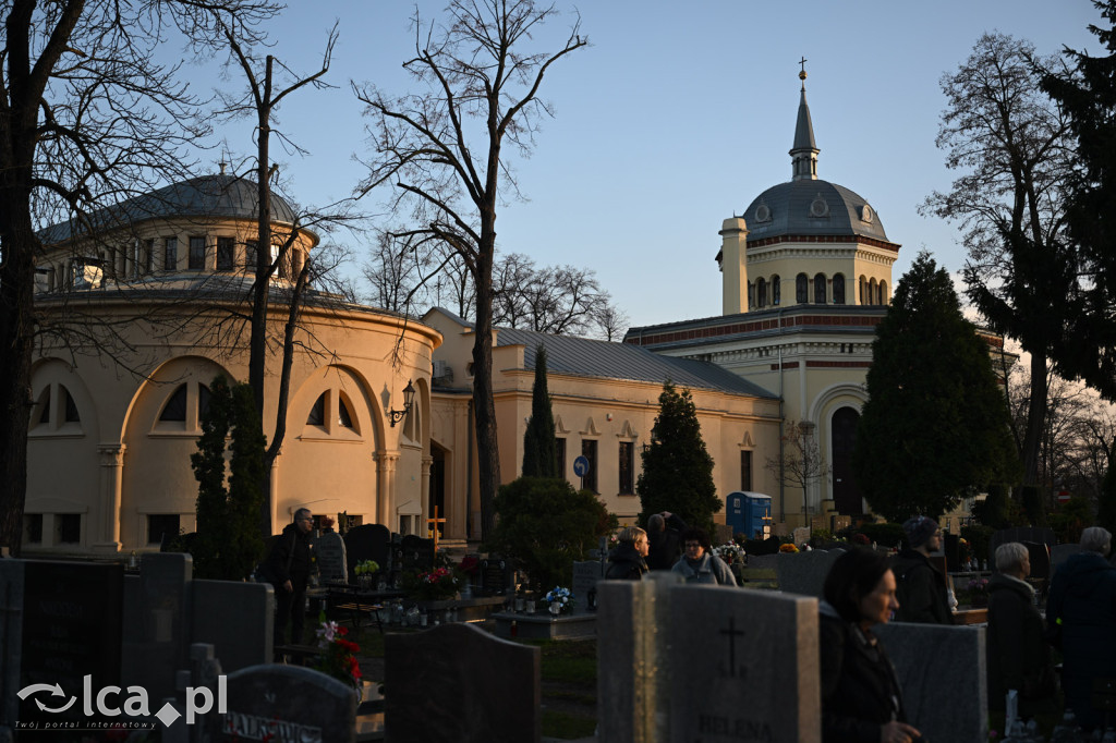 Spacer między ciszą a historią