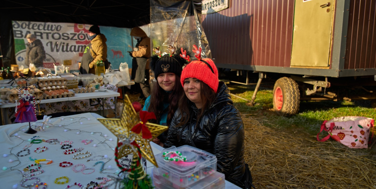Tłumy na targowisku w Bartoszowie