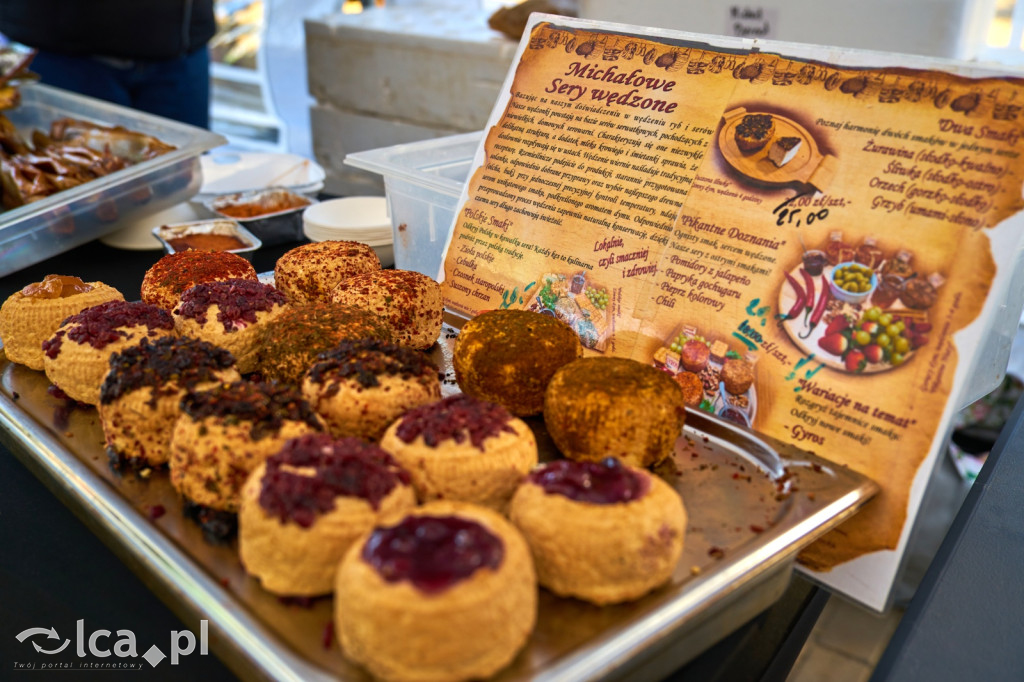 Tłumy na targowisku w Bartoszowie