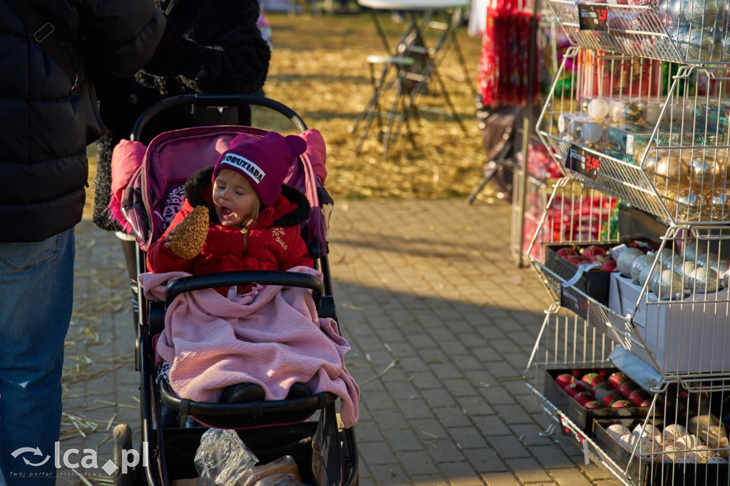 Tłumy na targowisku w Bartoszowie