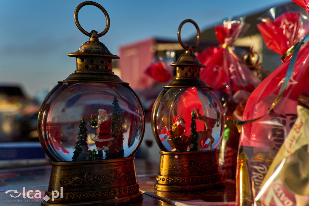 Tłumy na targowisku w Bartoszowie