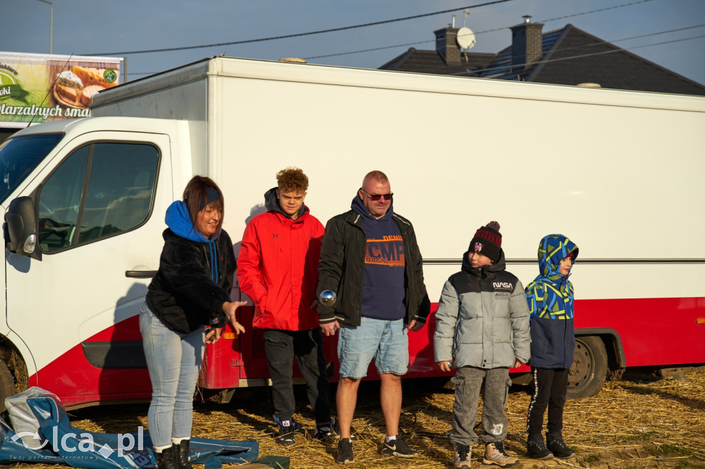 Tłumy na targowisku w Bartoszowie