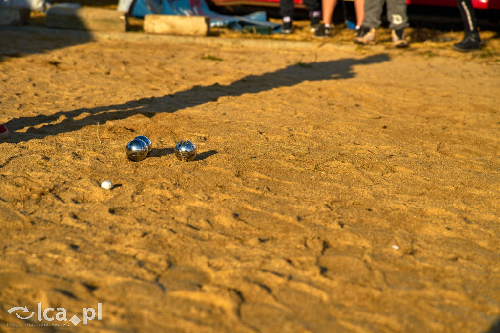 Tłumy na targowisku w Bartoszowie