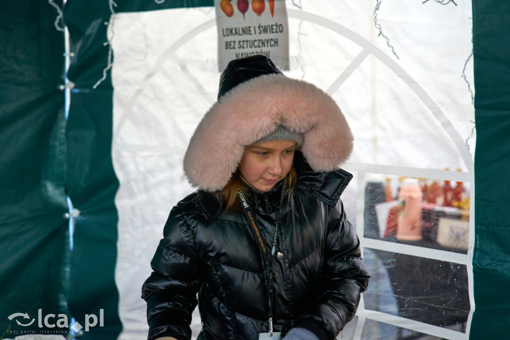 Tłumy na targowisku w Bartoszowie