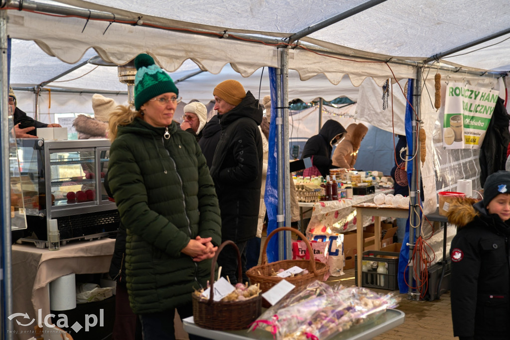 Tłumy na targowisku w Bartoszowie