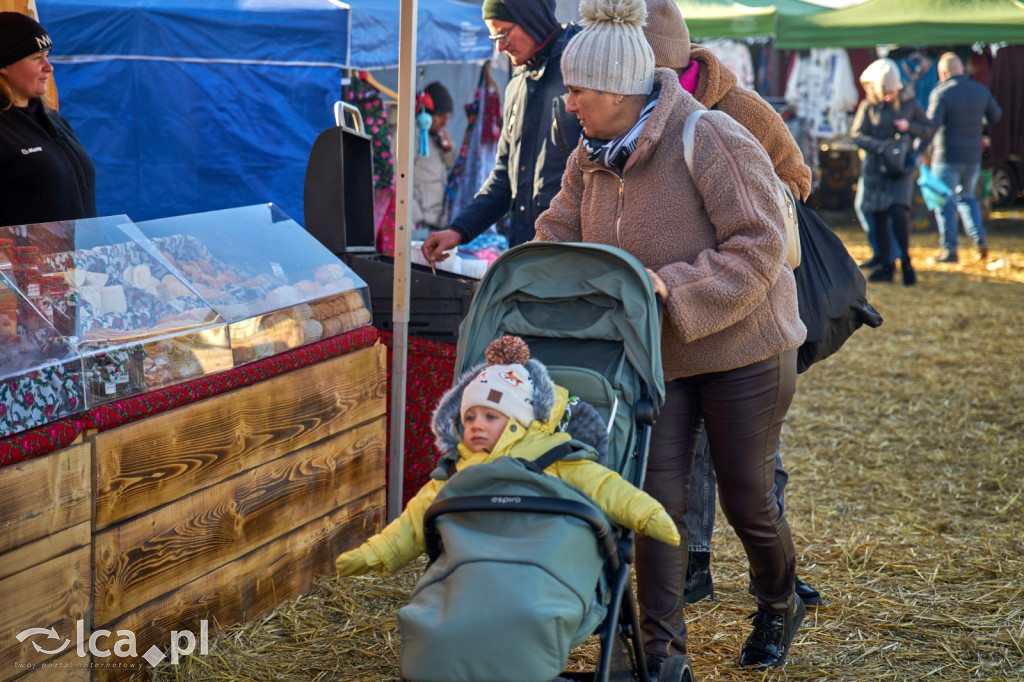 Tłumy na targowisku w Bartoszowie