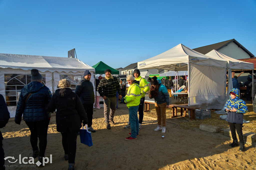Tłumy na targowisku w Bartoszowie