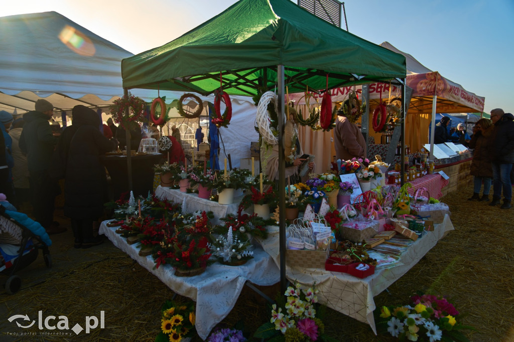Tłumy na targowisku w Bartoszowie