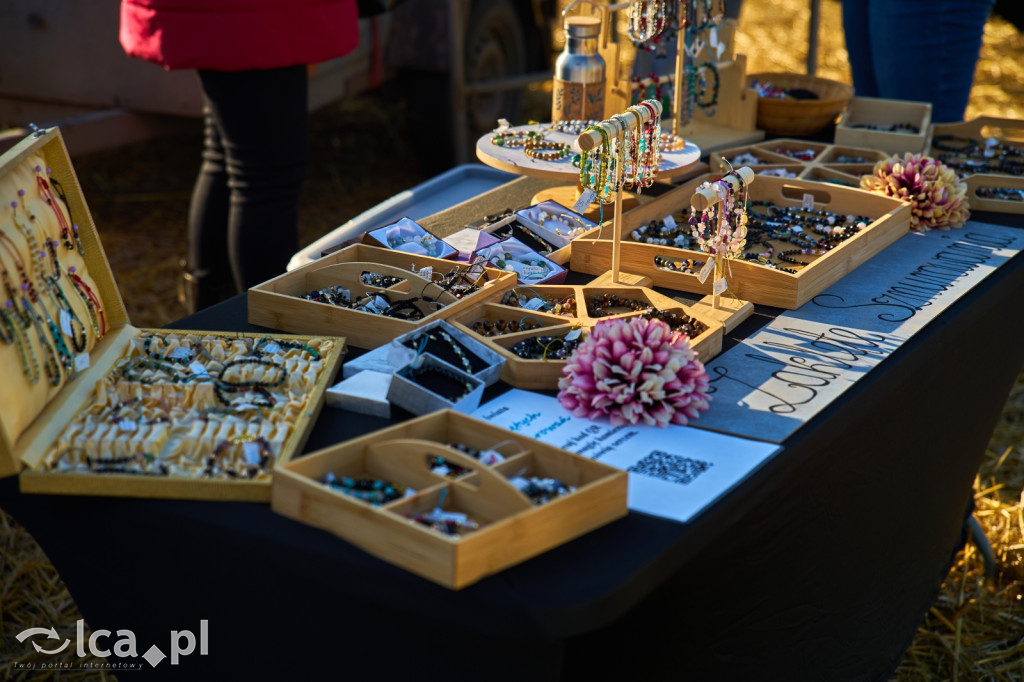 Tłumy na targowisku w Bartoszowie