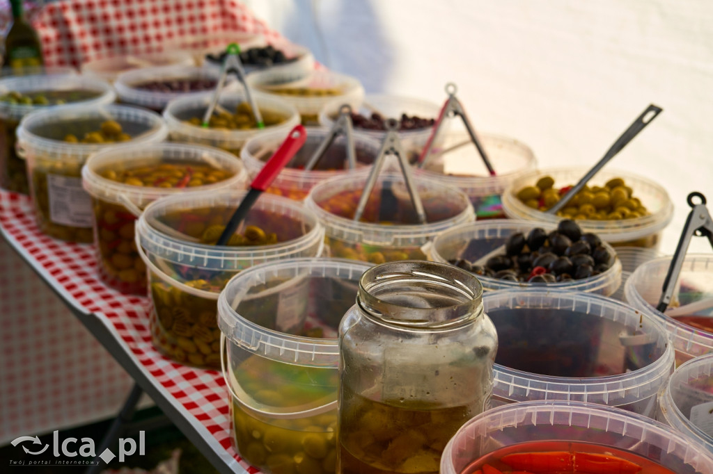 Tłumy na targowisku w Bartoszowie