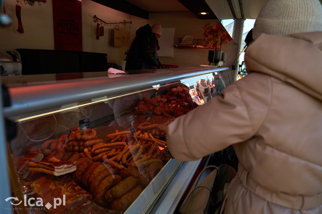 Tłumy na targowisku w Bartoszowie