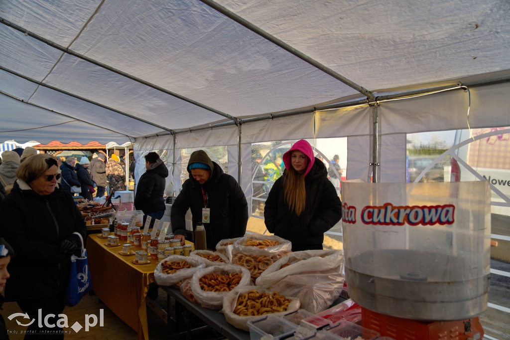 Tłumy na targowisku w Bartoszowie