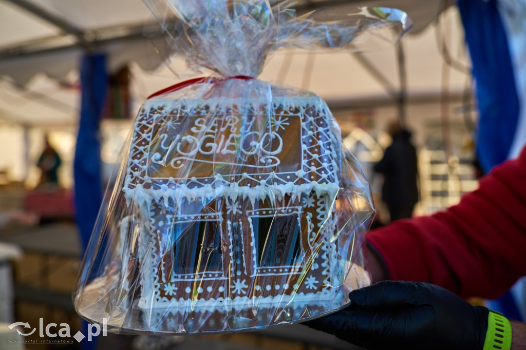 Tłumy na targowisku w Bartoszowie