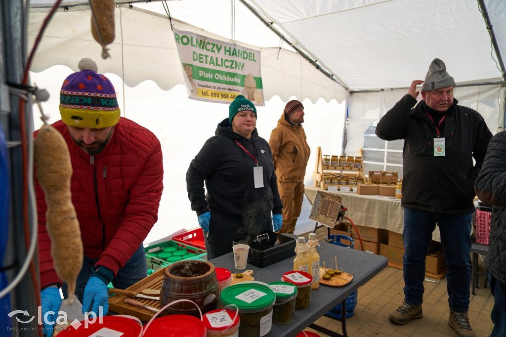 Tłumy na targowisku w Bartoszowie