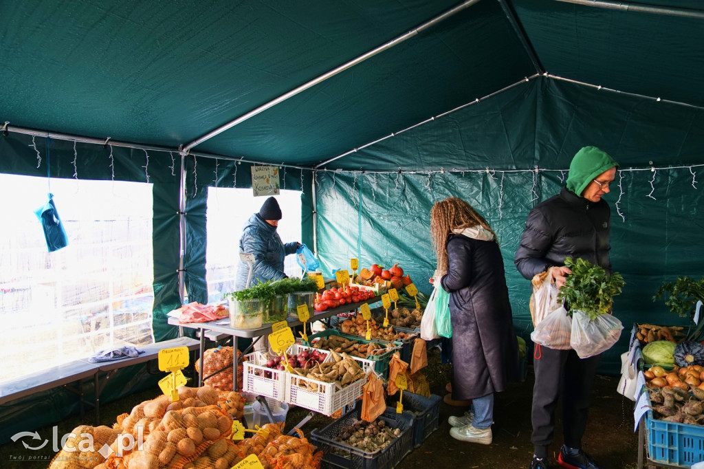 Tłumy na targowisku w Bartoszowie