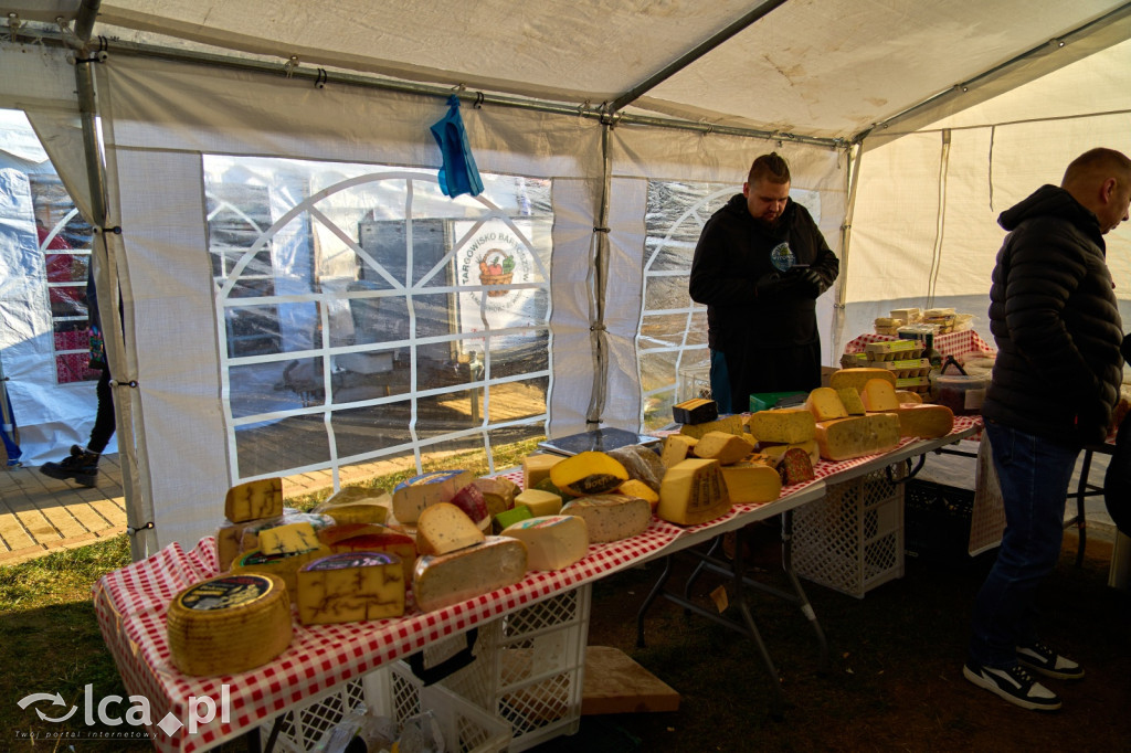 Tłumy na targowisku w Bartoszowie