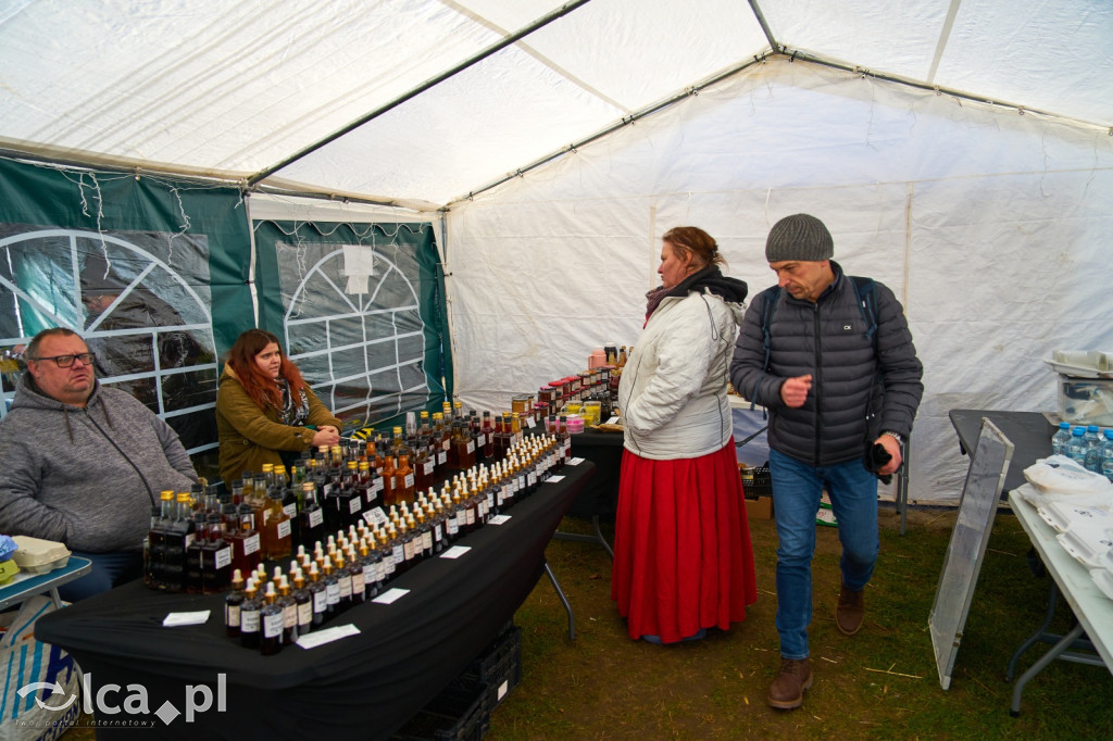Tłumy na targowisku w Bartoszowie