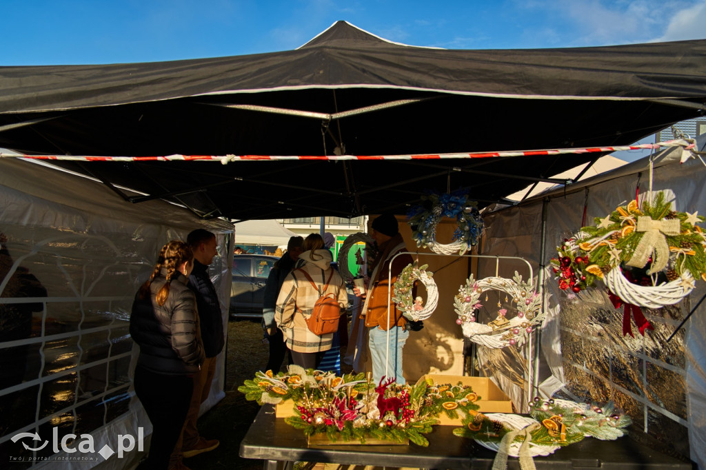 Tłumy na targowisku w Bartoszowie