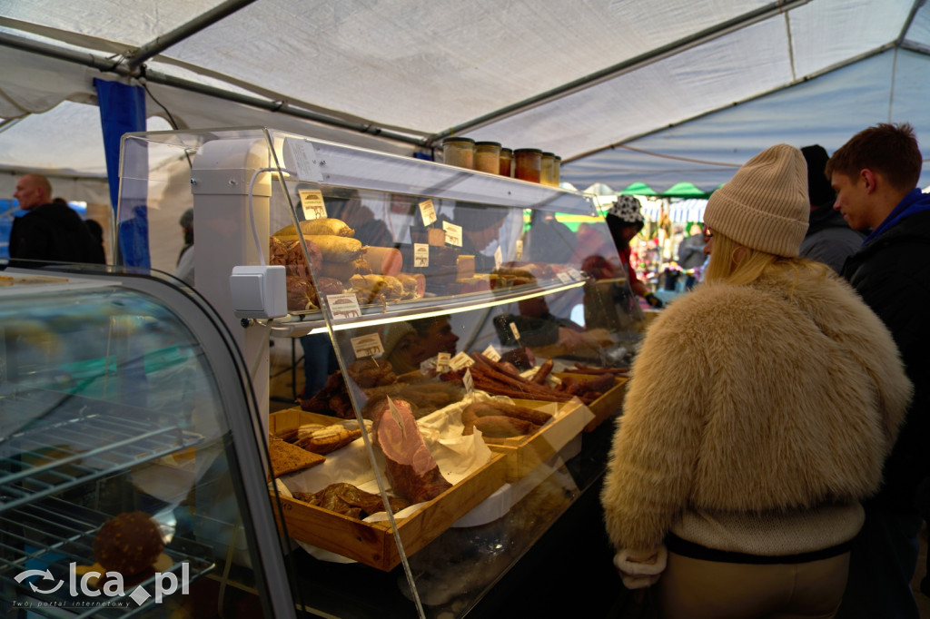 Tłumy na targowisku w Bartoszowie